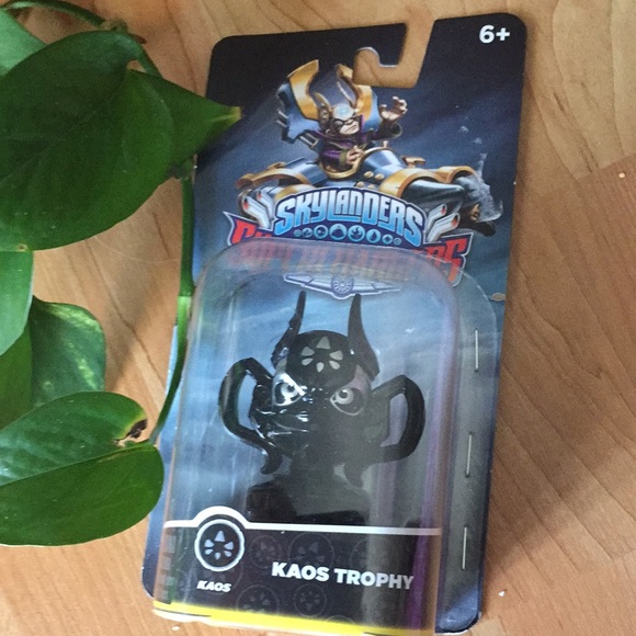 SkyLanders SuperChargers Kaos Trophy Character - Picture 7 of 10